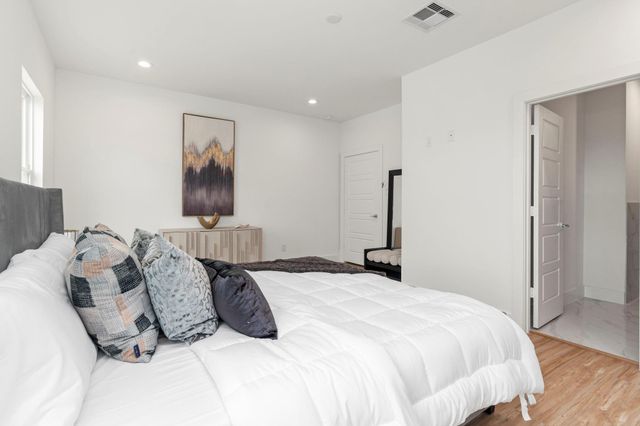 4702 Thornton Views Rd, Houston, TX 77018