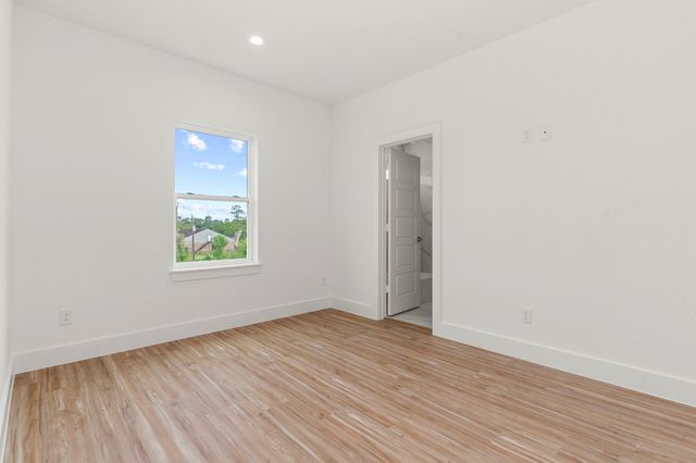 4702 Thornton Views Rd, Houston, TX 77018