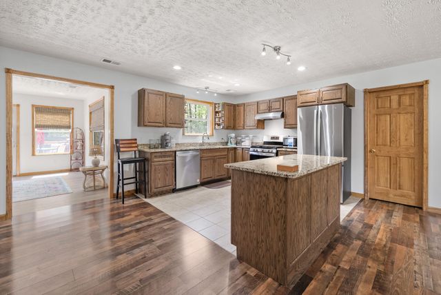 1549 Trace Creek Rd, Mc Ewen, TN 37101