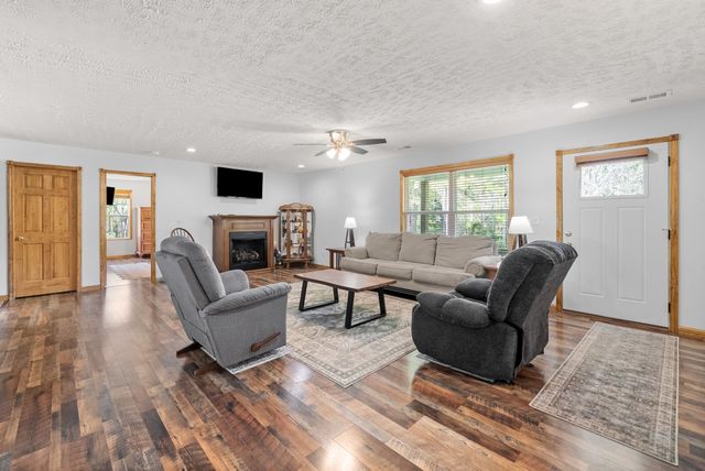 1549 Trace Creek Rd, Mc Ewen, TN 37101