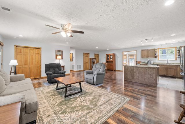 1549 Trace Creek Rd, Mc Ewen, TN 37101