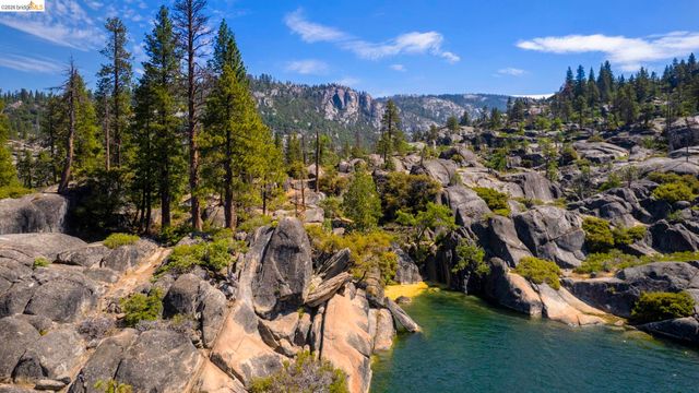 28525 S Stan Ct, Strawberry, CA 95364