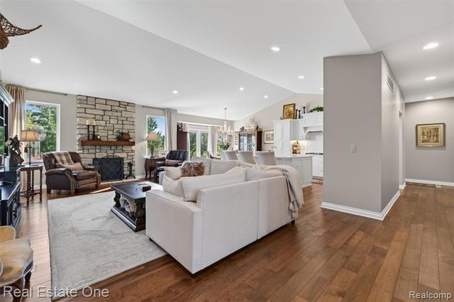 1537 Glass Lake Circle, Oxford, MI 48371