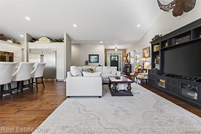 1537 Glass Lake Circle, Oxford, MI 48371
