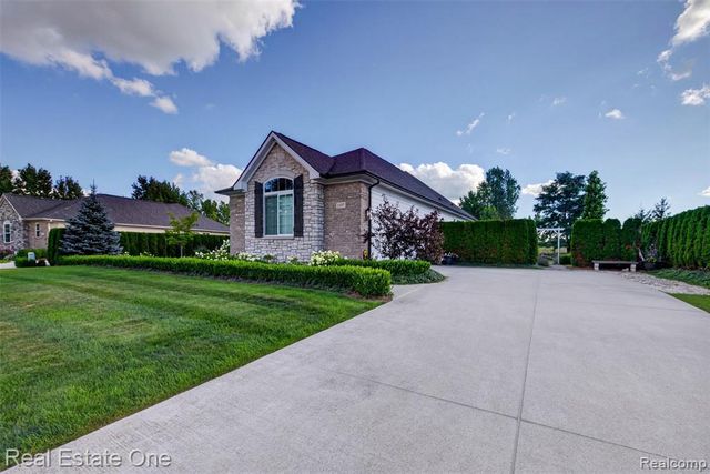 1537 Glass Lake Circle, Oxford, MI 48371