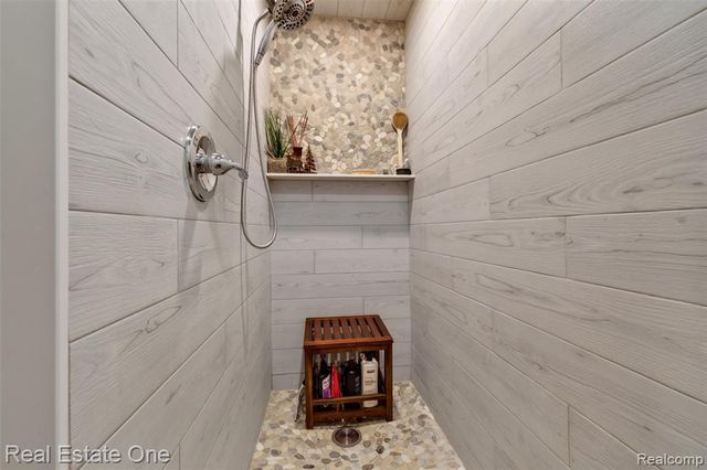 1537 Glass Lake Circle, Oxford, MI 48371