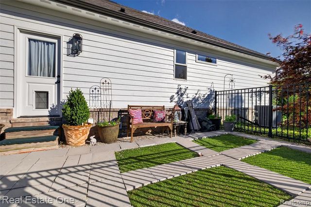 1537 Glass Lake Circle, Oxford, MI 48371