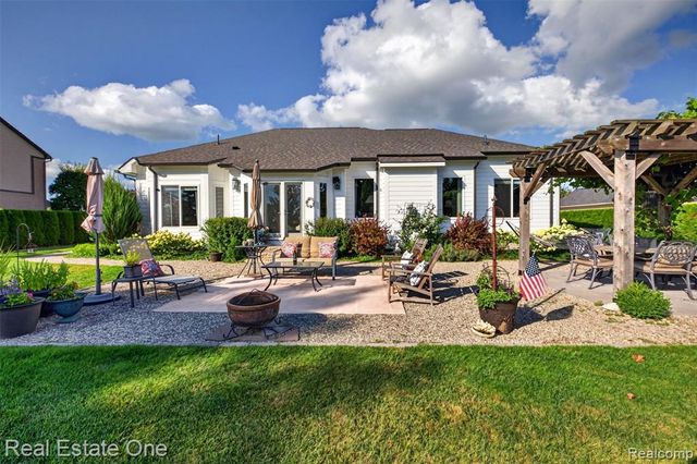 1537 Glass Lake Circle, Oxford, MI 48371