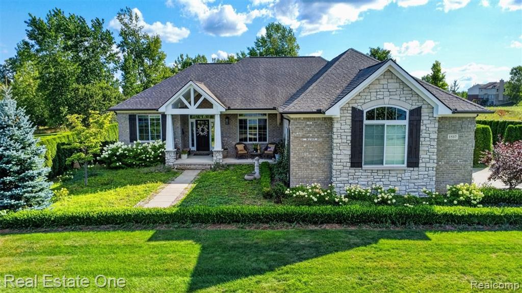 1537 Glass Lake Circle, Oxford, MI 48371