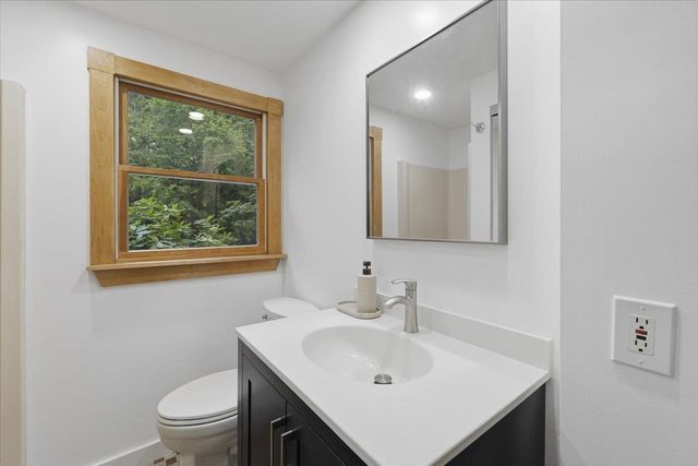 16 Lakeview Way, Auburn, NH 03032