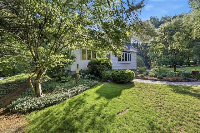 16 Lakeview Way, Auburn, NH 03032