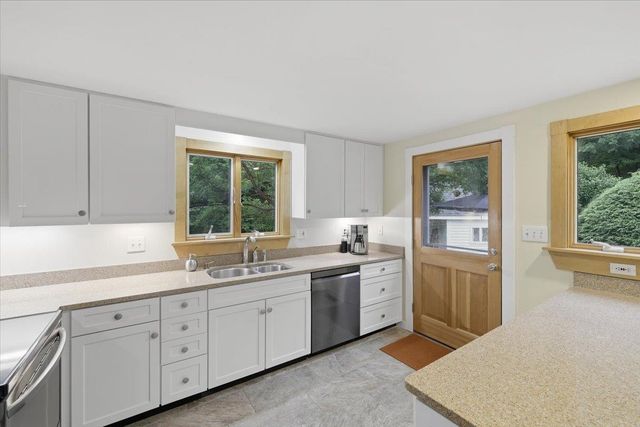 16 Lakeview Way, Auburn, NH 03032