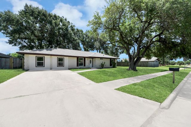 4703 Quail Hollow Drive, Baytown, TX 77521