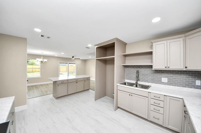 4703 Quail Hollow Drive, Baytown, TX 77521