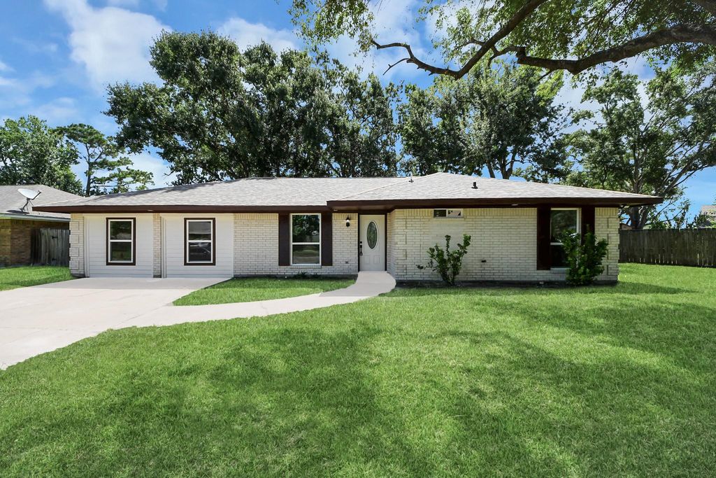 4703 Quail Hollow Drive, Baytown, TX 77521