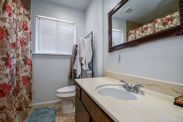 346 Coach Lamp Ln, Houston, TX 77060