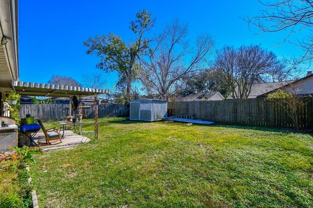 346 Coach Lamp Ln, Houston, TX 77060