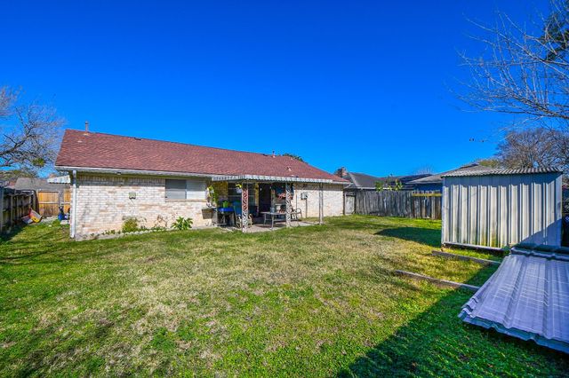 346 Coach Lamp Ln, Houston, TX 77060