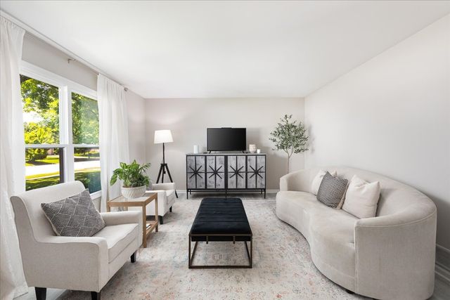 5 Redstart Road, Naperville, IL 60565