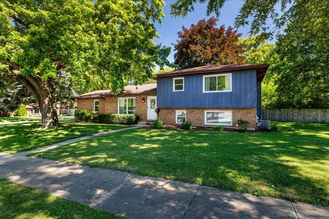 5 Redstart Road, Naperville, IL 60565