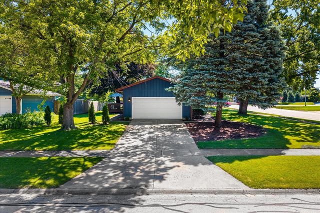 5 Redstart Road, Naperville, IL 60565