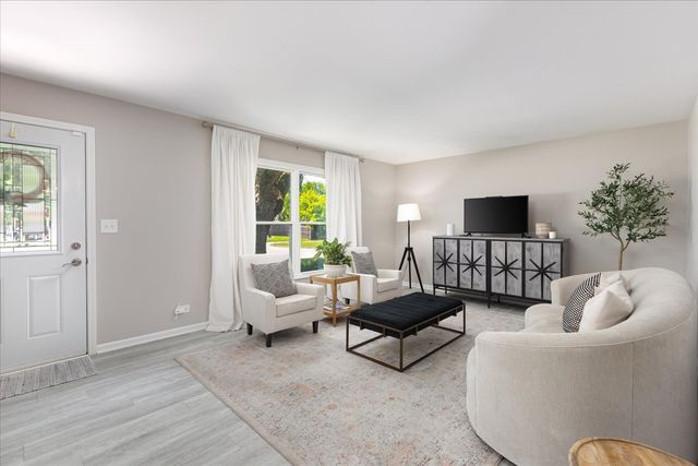 5 Redstart Road, Naperville, IL 60565