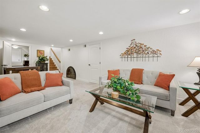 9555 W 6th Avenue, Lakewood, CO 80215