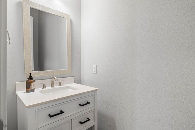 592 Dayridge DR, Dripping Springs, TX 78620