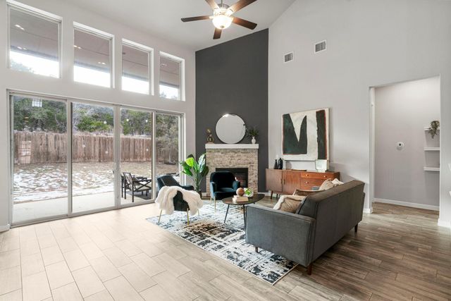 592 Dayridge DR, Dripping Springs, TX 78620