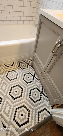 208 Colonial Dr, Louisville, KY 40207