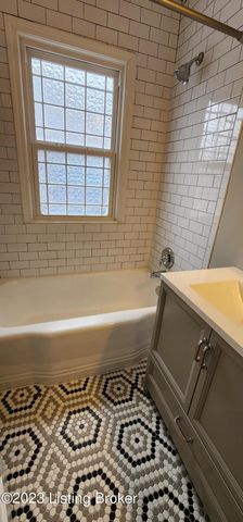 208 Colonial Dr, Louisville, KY 40207