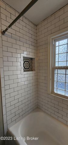 208 Colonial Dr, Louisville, KY 40207