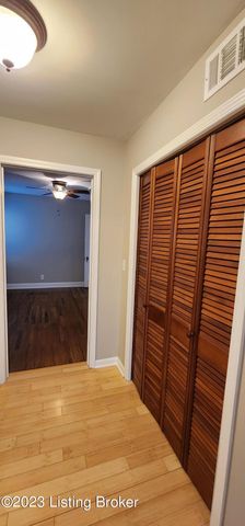 208 Colonial Dr, Louisville, KY 40207