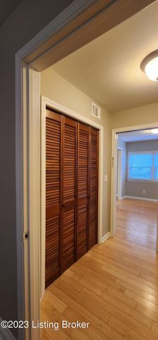 208 Colonial Dr, Louisville, KY 40207