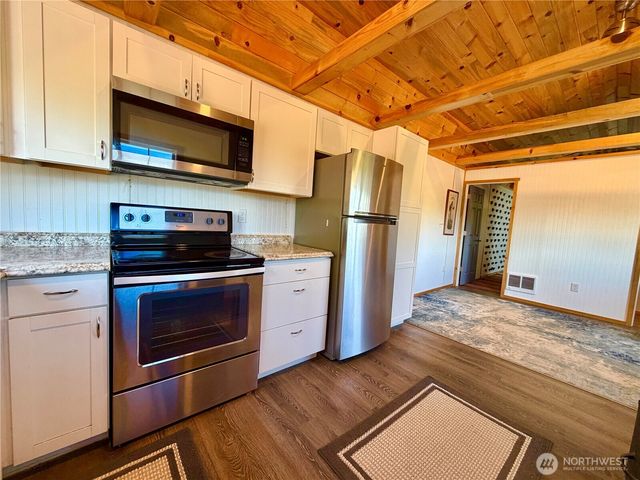 290 State Route 6, Raymond, WA 98577