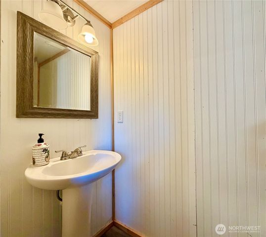 290 State Route 6, Raymond, WA 98577