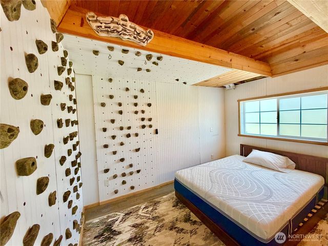 290 State Route 6, Raymond, WA 98577