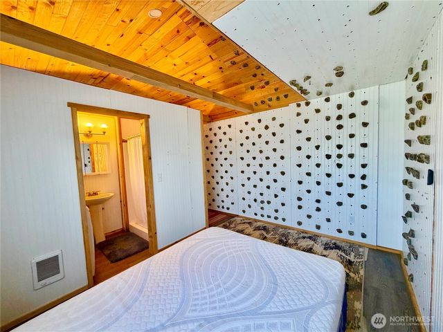 290 State Route 6, Raymond, WA 98577