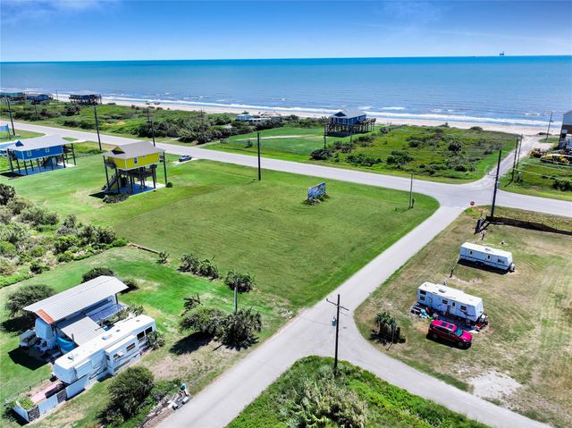 1014 Johnson Road, Gilchrist, TX 77617
