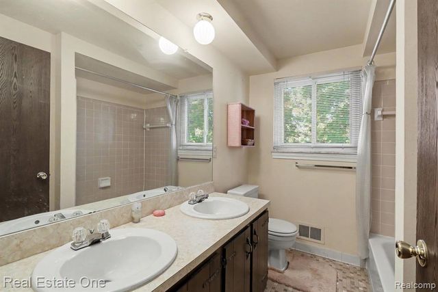 1687 Crestline Drive, Troy, MI 48083