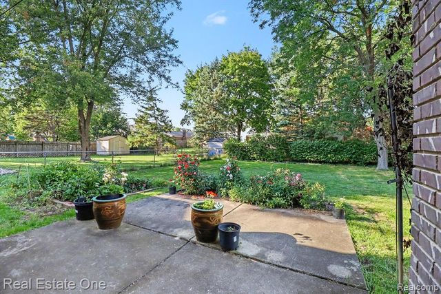 1687 Crestline Drive, Troy, MI 48083