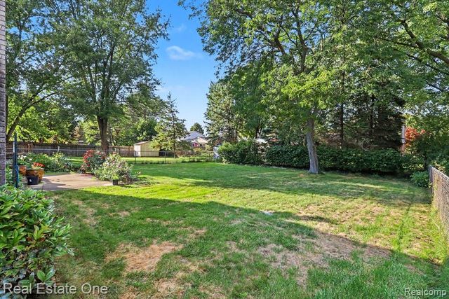 1687 Crestline Drive, Troy, MI 48083