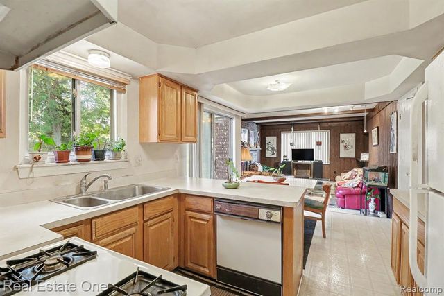 1687 Crestline Drive, Troy, MI 48083