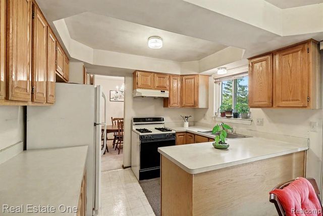 1687 Crestline Drive, Troy, MI 48083
