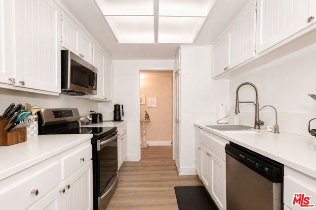 2385 Roscomare Road D17, Los Angeles, CA 90077