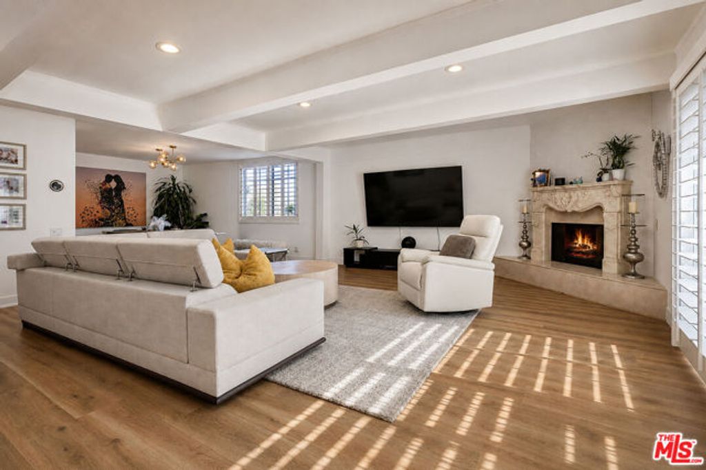 2385 Roscomare Road D17, Los Angeles, CA 90077
