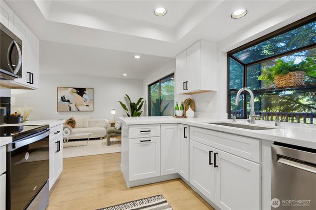 16177 SE 33rd Circle, Bellevue, WA 98008