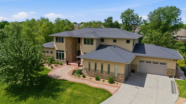 9532 Century Woods Circle, Johnston, IA 50131