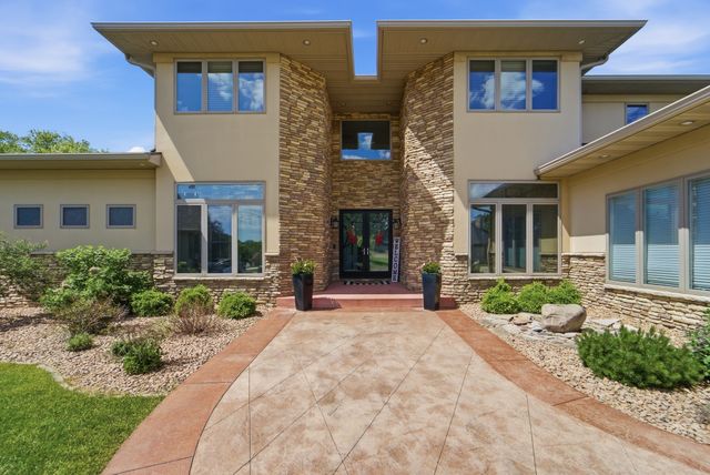 9532 Century Woods Circle, Johnston, IA 50131