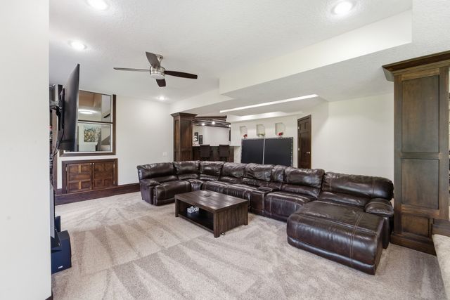 9532 Century Woods Circle, Johnston, IA 50131
